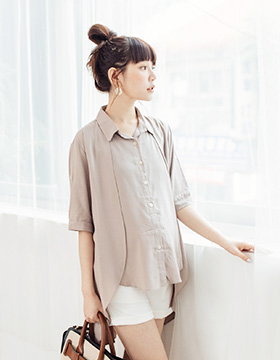 642000 孕婦裝 胸前造型荷葉前短後長質感襯衫上衣 M-L NT.490