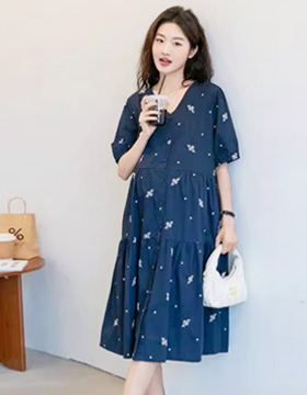 652189 孕婦裝 V領排釦花漾刺繡蛋糕裙洋裝 NT.790