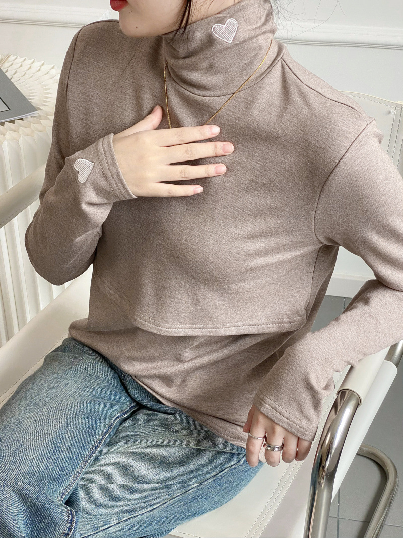 670923 哺乳衣 愛心刺繡鬆高領素面上掀側開上衣 NT.490